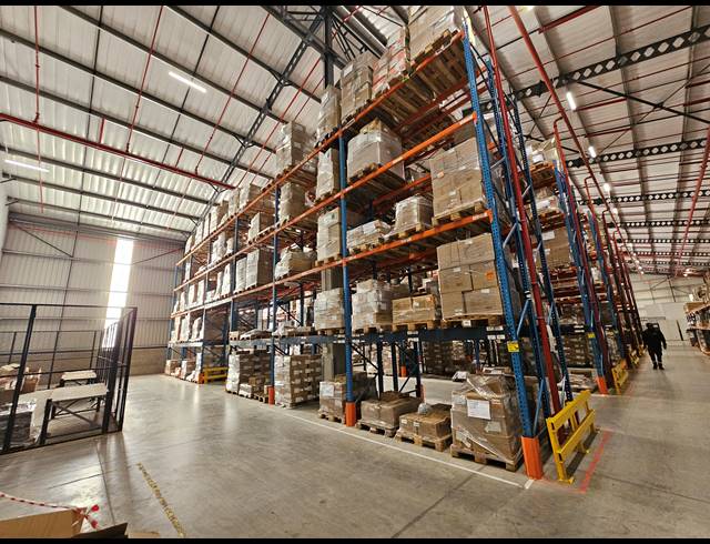 3,500M² WAREHOUSE TO LET IN LONGLAKE